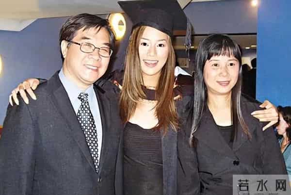 她14岁就长得“倾国倾城”,被富豪花7亿娶回家,8年生下4个娃