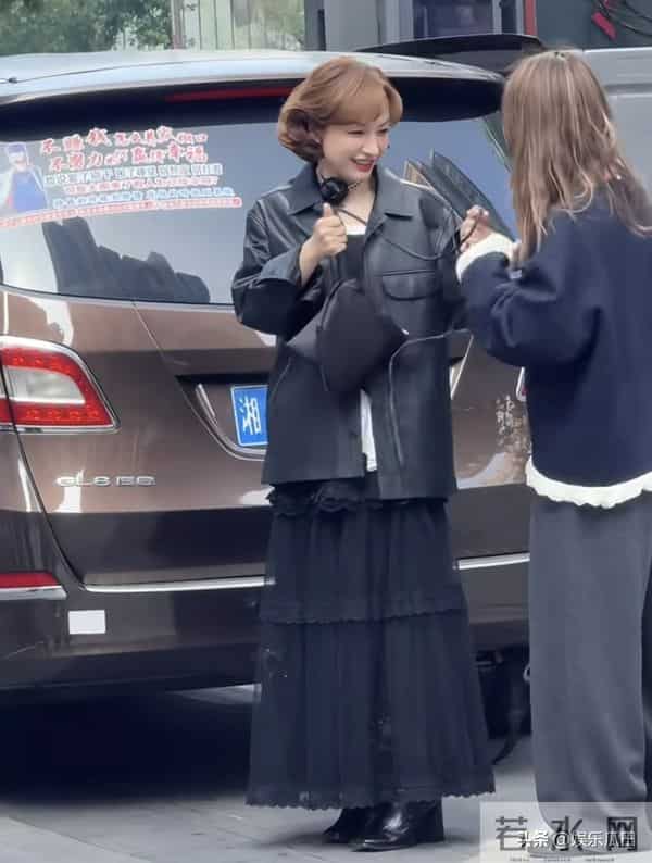 吴昕今日上班路透,皮衣黑裙配小卷发,造型好洋气,越来越美了