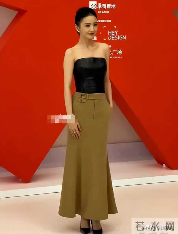 佟丽娅深圳扫金，素颜逛水贝买黄金，穿百元T恤，付款不手软