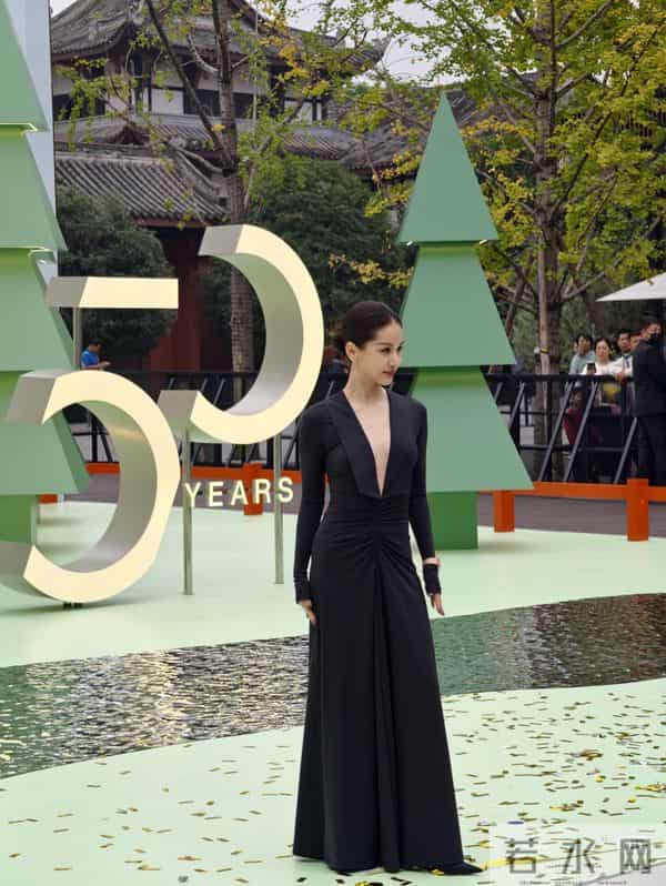 成都太古里偶遇王子文,真人又瘦又美,比电视上还漂亮!