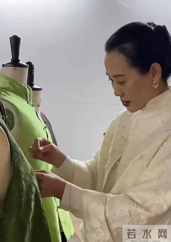 林依轮给长子庆生，26岁林子濠帅得像混血，西华蹲地照顾86岁婆婆