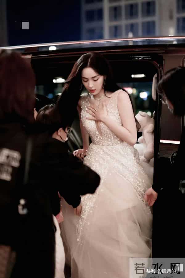 娜扎穿衣太妖娆,胸前开叉到肚脐,最后却学热巴用手紧紧捂住