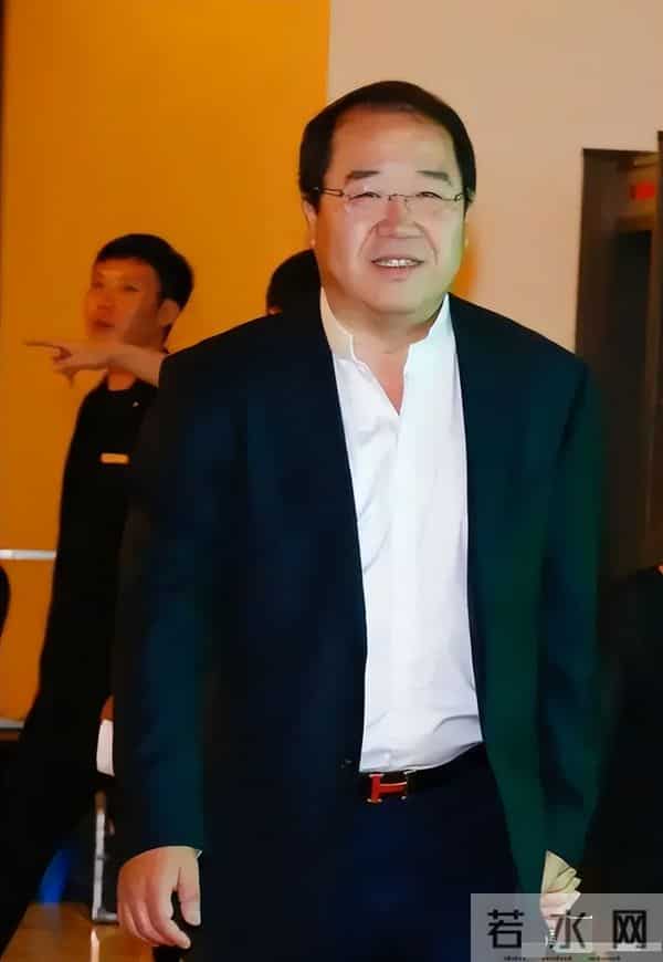 宋丹丹没想到,被自己公开怒斥的英达,如今竟走上了另一条上坡路