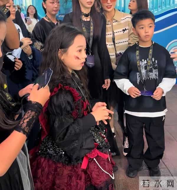 佟丽娅深圳扫购黄金!头发稀少假发明显,满胳膊黄金手串太吸睛