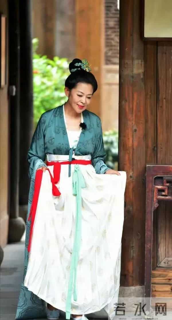 六十多岁倪萍美到认不出！穿汉服亮相端庄优雅，好似画中走出人物