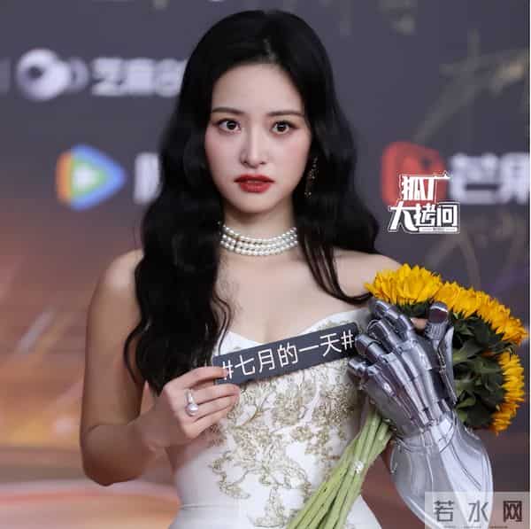 微博视界大会:杨幂丰满有料,关晓彤珠圆玉润,蒋欣美一大跳