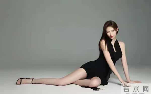 王语会，黑裙写真，显的腿白人美