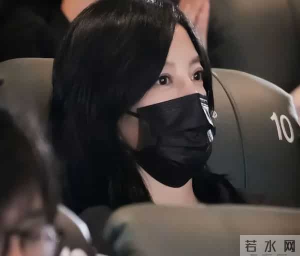 面相又变了!49岁赵薇近照曝光,婚礼上用心打扮,却走不了回头路