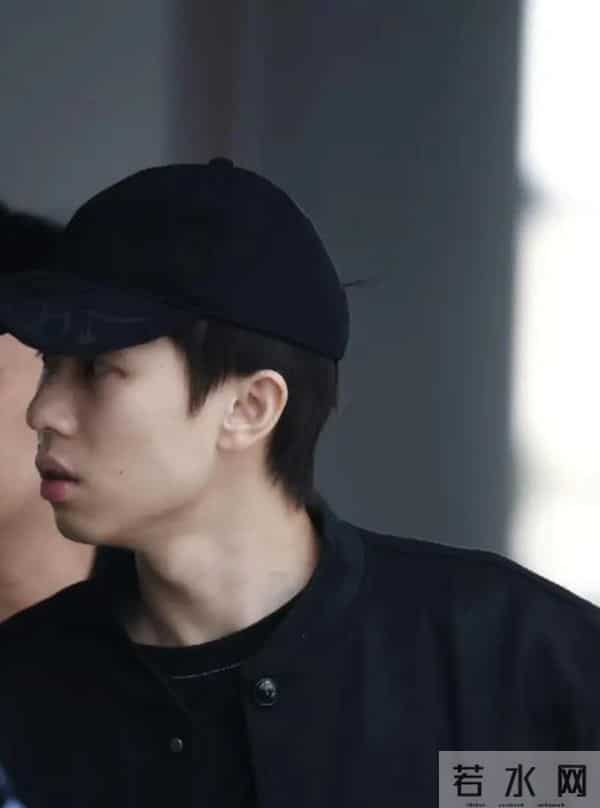 林高远全运会机场造型，全黑穿搭，风格随性又酷又帅