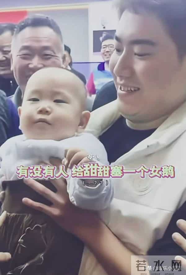 梁靖崑新造型引爆邢台！粉丝硬塞娃娃，看他反应全网笑疯！