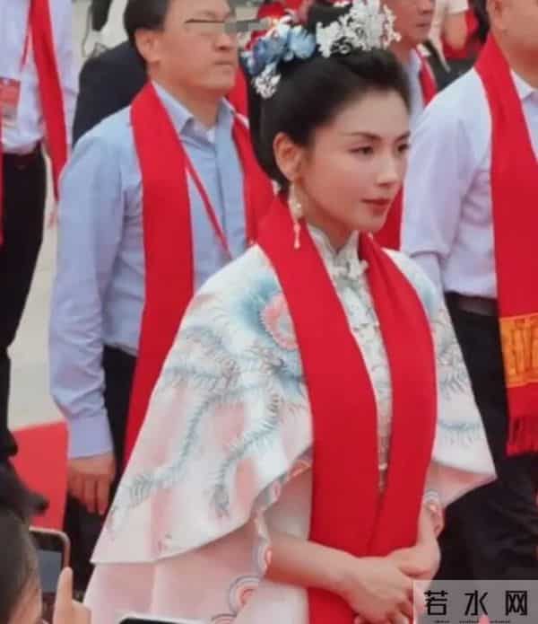 王珂也没想到，为自己还清亿万债务的刘涛，走上了另外一条上坡路