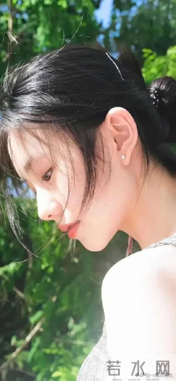 刘浩存绝美性感，气质封神惊艳瞬间