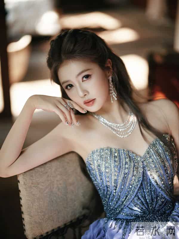 哇塞！白鹿的身材超有料性感迷人瘦而不柴、天使的容颜魔鬼的身材