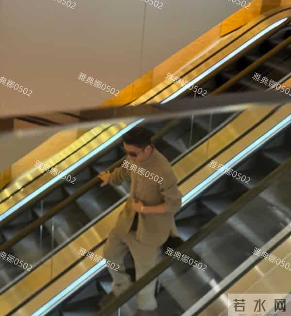 香港偶遇谢霆锋和大儿子,谢霆锋好帅好年轻Lucas很乖很崇拜爸爸