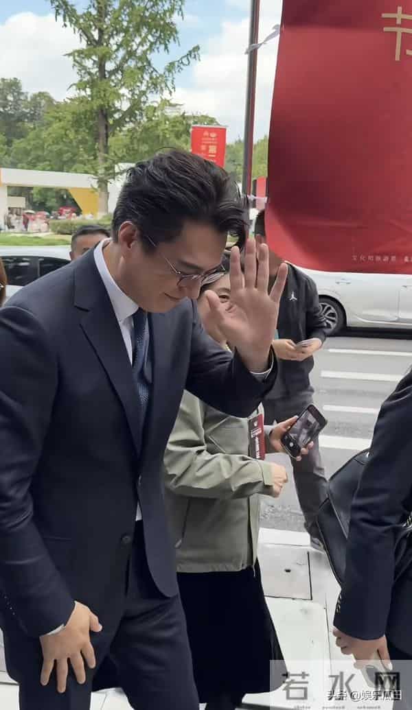 网友重庆偶遇靳东 着西装很绅士 本人大长腿 超帅气 连眼角褶子都迷人