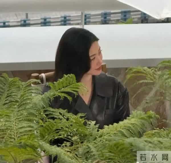 41岁朱珠在重庆和朋友聚会，这穿着 打扮真显贵气。