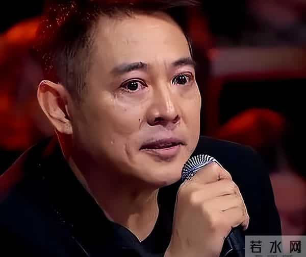62岁李连杰豪宅游泳，脱光上衣自证清白，大腹便便并无刀疤