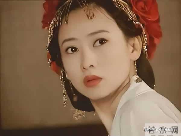 曾经红极一时，如今为养家糊口沦落到景区卖艺，这4位明星太可惜