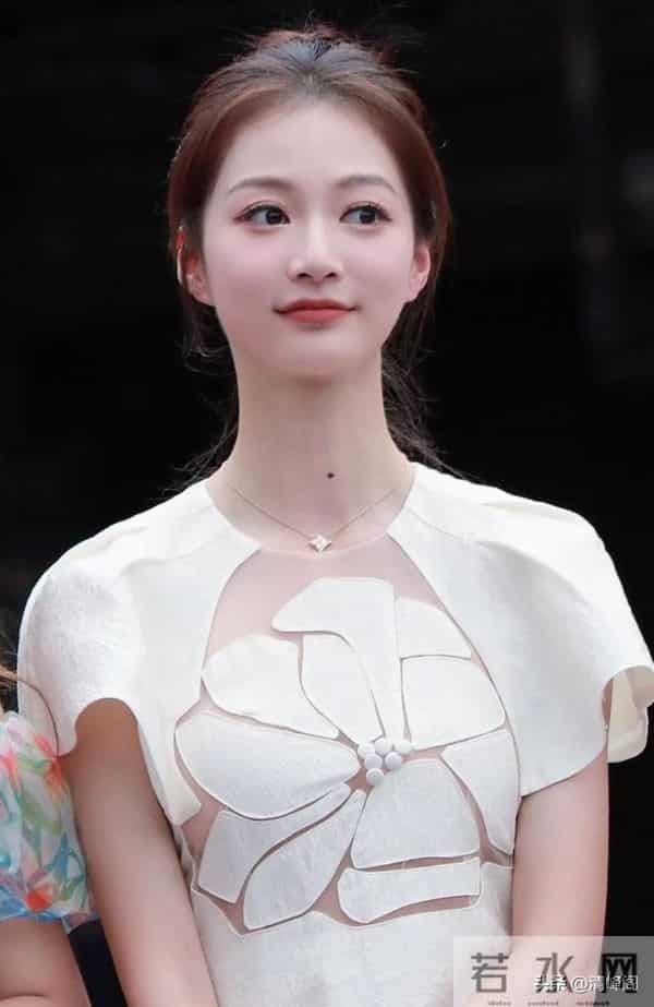 新晋花旦冯琳，主持界一股清新又靠谱的青春风暴。