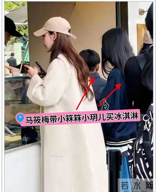 汪小菲真宠女儿，八万元的外套一下买两件，小玥儿穿上很显贵气
