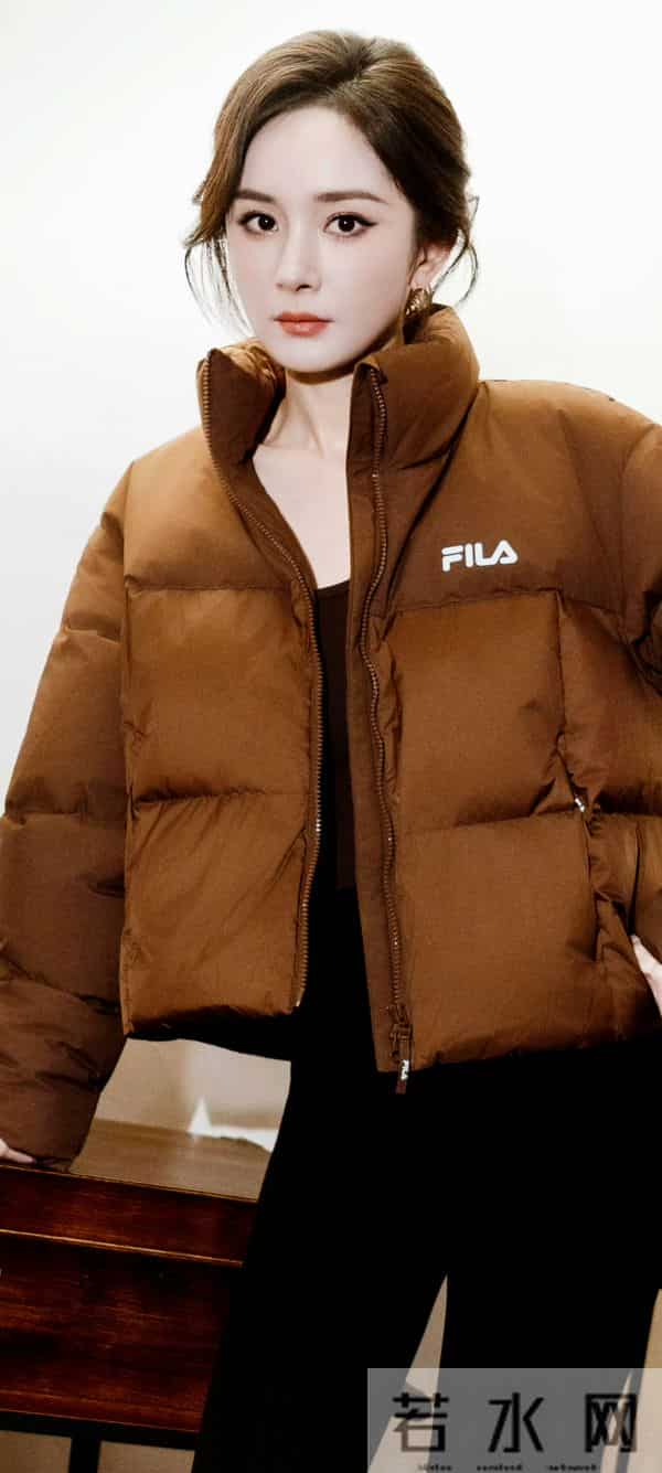 杨幂 短款羽绒服，修身长裤，这身材怎么穿都时尚