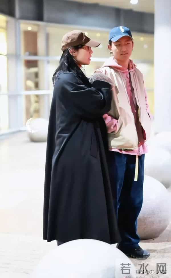 白百何带两个儿子现身！17岁大儿子长得像前夫陈羽凡，二儿子5岁