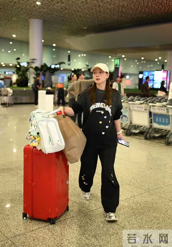 黄雅琼深圳机场到达路透，穿黑色印花卫衣套装，走路带风又美又飒