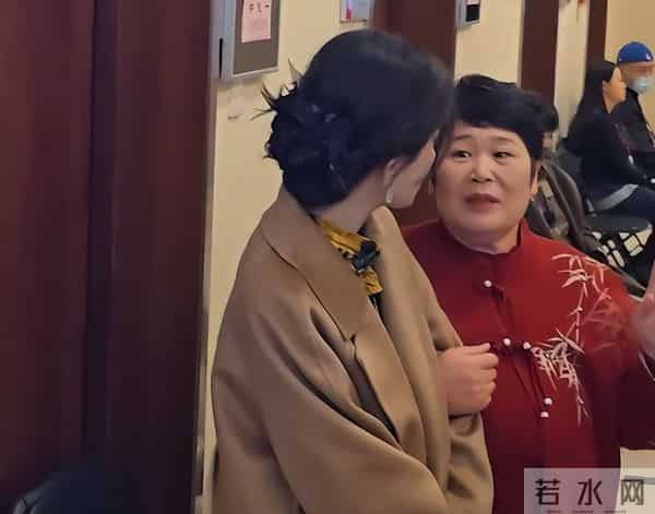 尴尬!房主任抱杨幂引争议,被吐槽没有边界感,杨幂嫌弃写在脸上