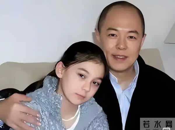 张铁林的34岁女儿张月亮，中英美波四国混血，确实好看