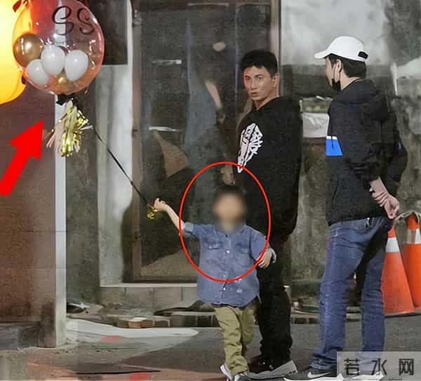 狗仔拍刘诗诗聚餐失控：拉不住发火的魔丸差点绊倒，明星也狼狈