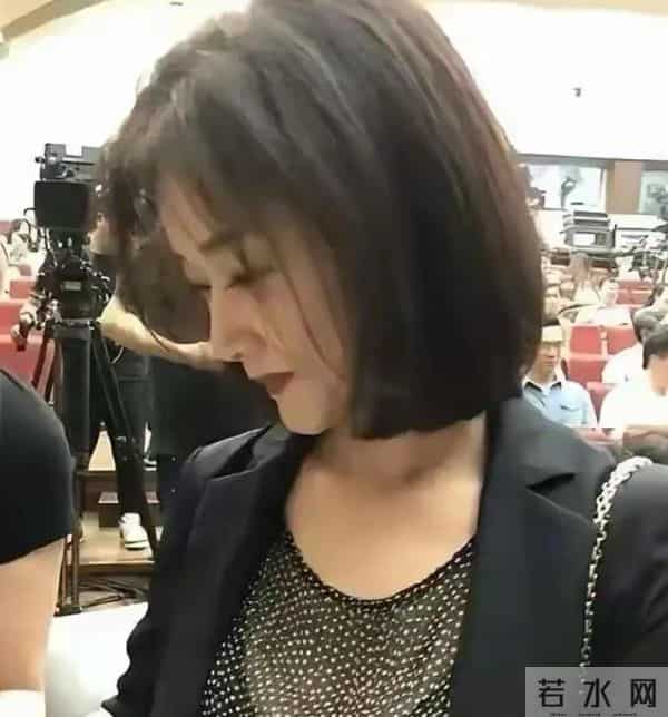 被宋祖英惊艳到了，这哪像60岁的样子，看起来像30多岁太年轻了