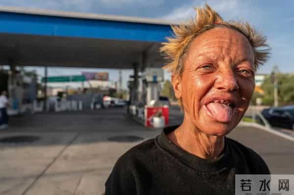 “惨文化”人物代表，昔日性感女神如今在街头捡垃圾