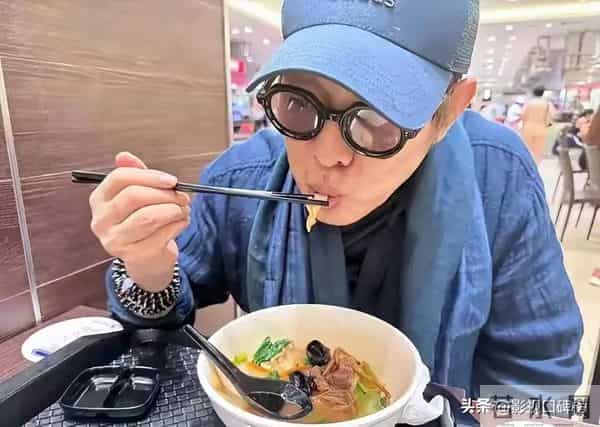 李连杰亲自下场辟谣，泳池脱衣露出光洁胸口，直言：别拿逝者炒作