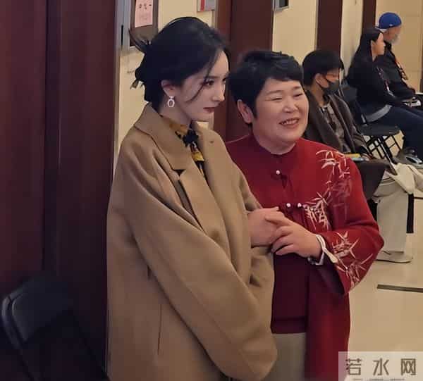 尴尬!房主任抱杨幂引争议,被吐槽没有边界感,杨幂嫌弃写在脸上