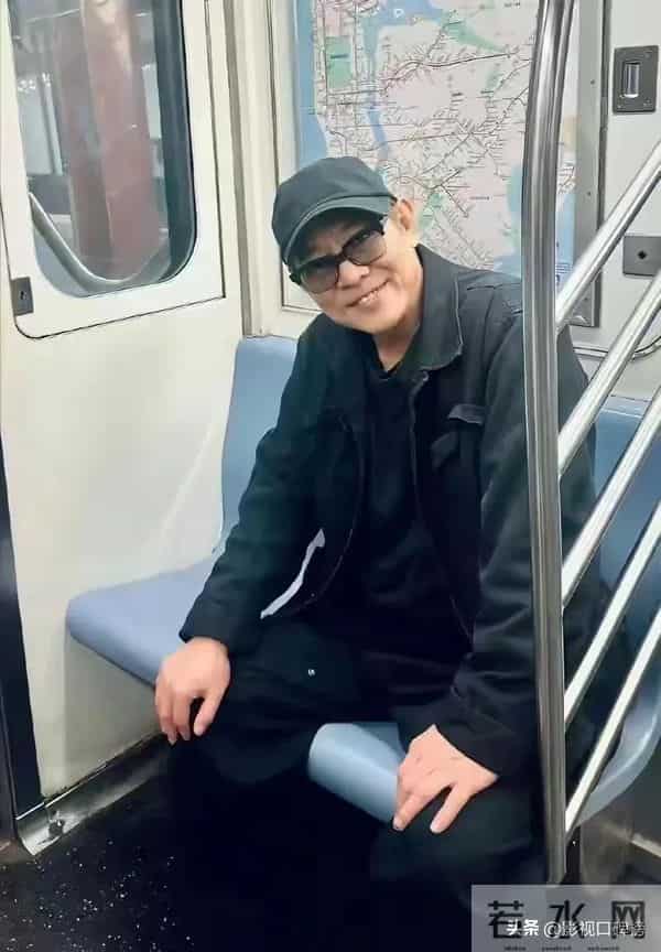 李连杰亲自下场辟谣，泳池脱衣露出光洁胸口，直言：别拿逝者炒作