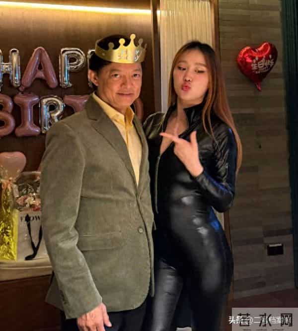 挤走原配自己做美艳师娘, 嫁65岁音乐家的王冰冰, 如今玩的更"花"了