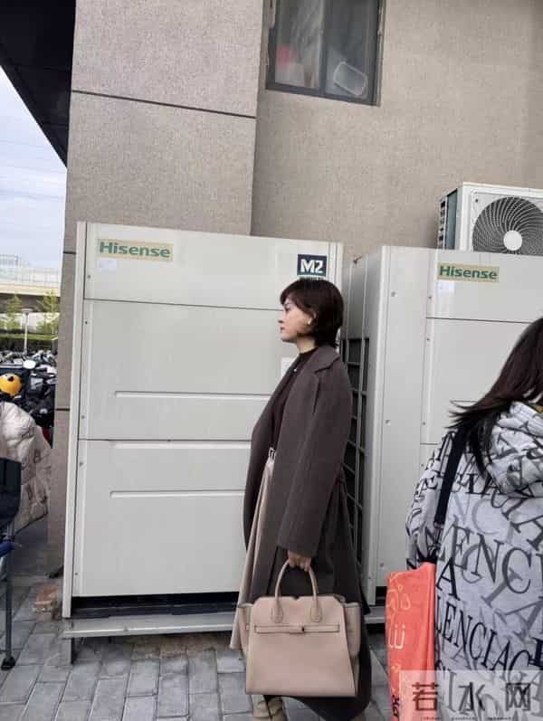 网友偶遇孙俪在无锡拍戏,留着短发,干练女强人,巴掌脸气质真好