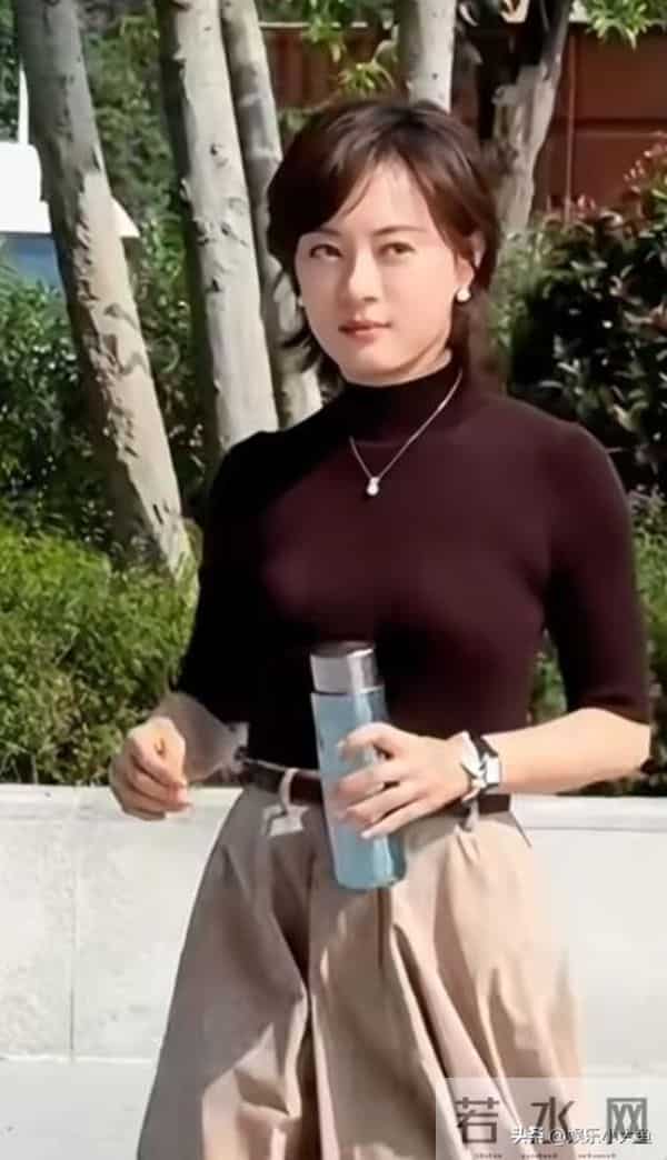 孙俪无锡拍戏被偶遇，身穿毛呢大衣新发型好洋气，本人又瘦又美！