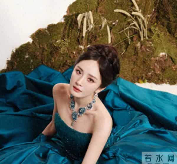 杨幂在85花中再出风头，坐C位力压港星，却被嘲模仿刘亦菲！