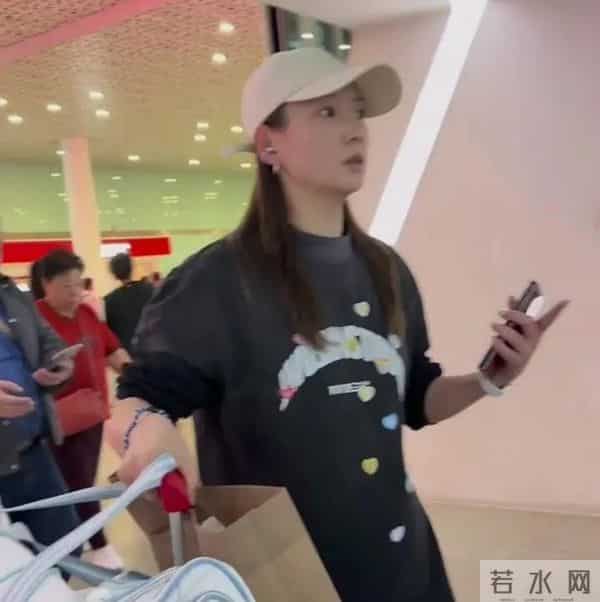 黄雅琼深圳机场抵达，黑色印花卫衣套装配米色帽，休闲随性好高级