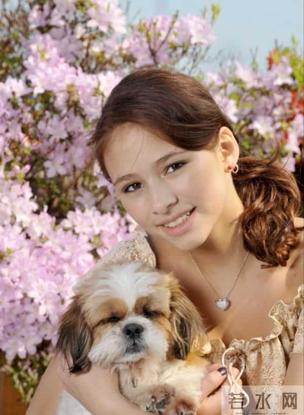 陈可辛吴君如19岁女儿参加巴黎名媛舞会，张艺谋女儿等人也参加过