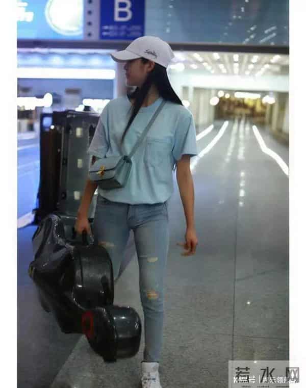 路拍生图下的欧阳娜娜，有点东西了，小女孩身材好长大了！