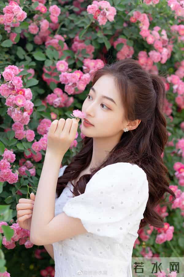 中传校花冯琳当主持人啦！不愧是最美领读员 这颜值不比明星差