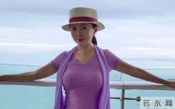 她曾火遍全国，巅峰时与台湾音乐家隐居，如今58岁未婚与养女相伴