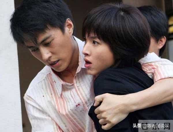 这一次，人民日报点名靳东，七字之差给娱乐圈敲响警钟