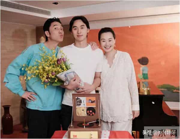 林依轮为26岁儿子林子濠庆生,55岁了比儿子还年轻,老母亲也露面