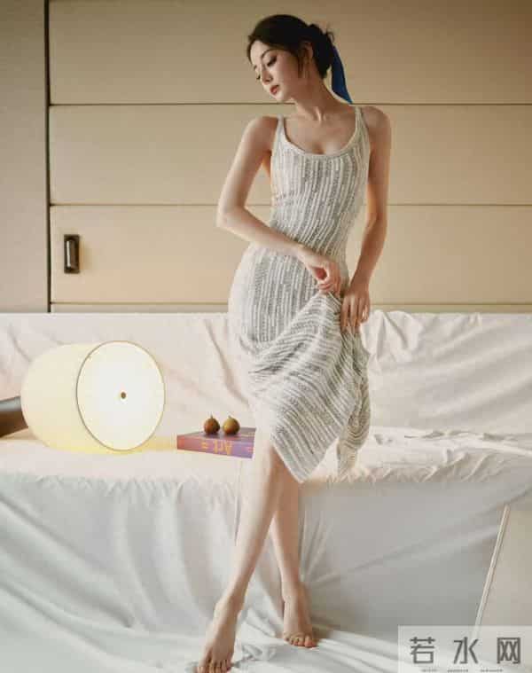 迪丽热巴光脚也太绝了！针织裙衬出纤美身材，温柔裹着慵懒的气质