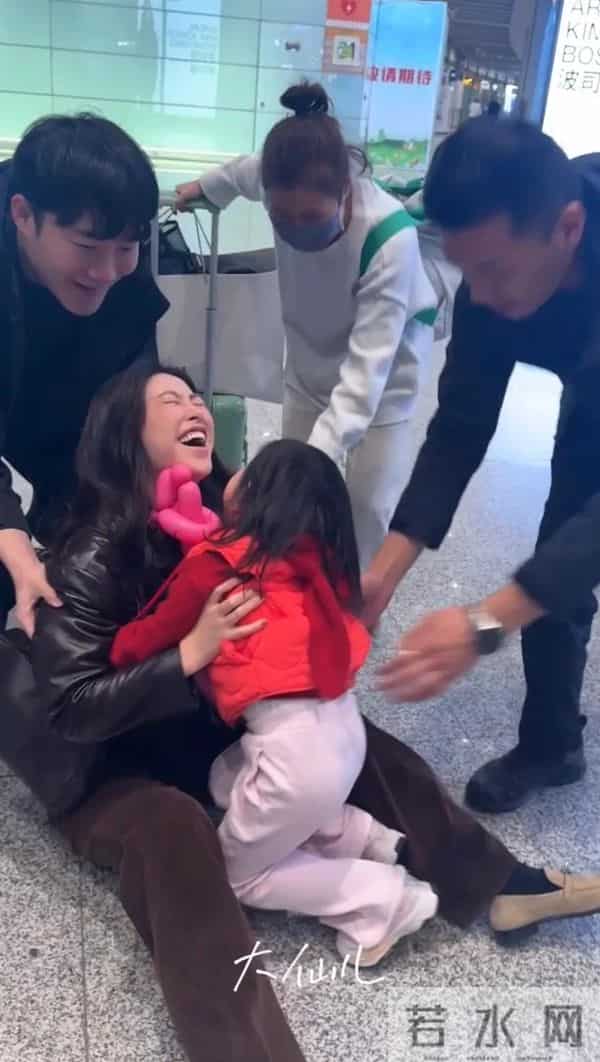 朱珠用全英文采访教翁青雅做人，41岁的她能力强，还是个好妈妈！