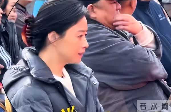 北京这一夜，秦海璐肿了，蒋欣瘦成皮包骨，却被66岁的她惊艳了