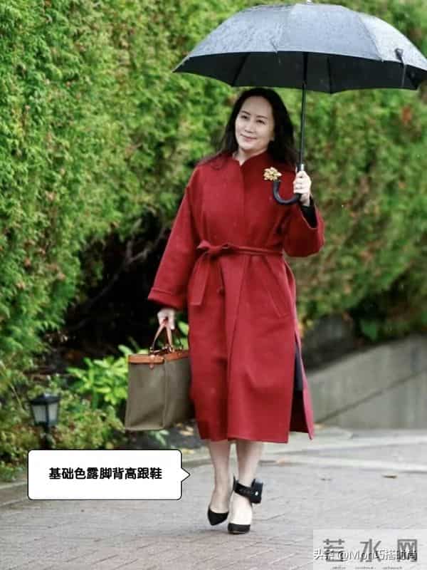 看了孟晚舟的打扮,我悟了:大衣不配打底裤、运动鞋,更优雅得体